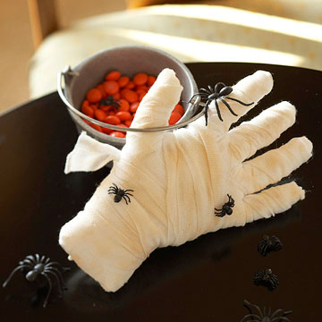 halloween basteln mumie hand spinnen bonbons