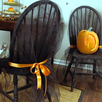 halloween dekorationen esstisch party stühle verkleiden schleife