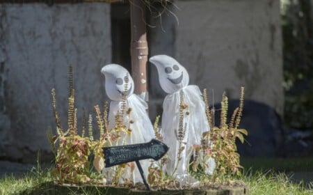 halloween deko für den garten geister basteln schild blumen