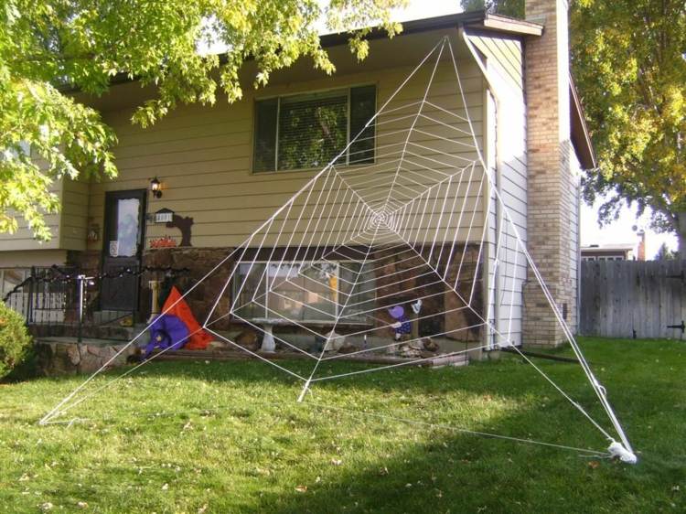 halloween deko für den garten spinnennetz seile weiss idee rasen