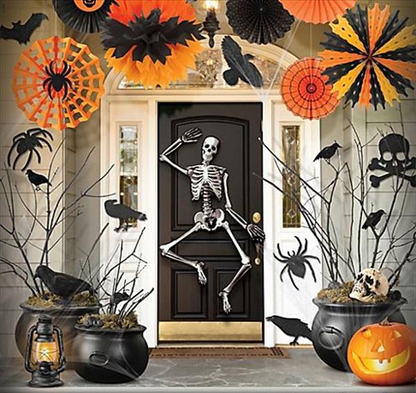 halloween deko außen skelett haustür krähen hexenkessel papierlaternen