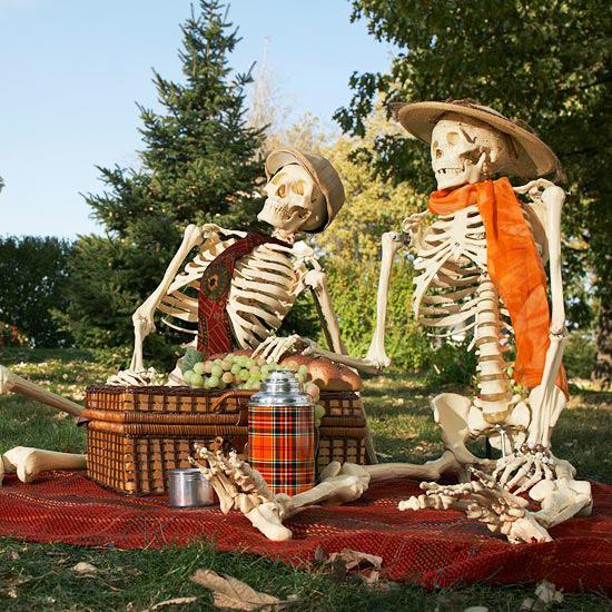halloween deko ideen außen skeletten verkleiden picknick