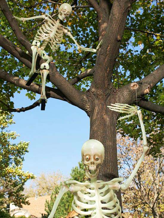 halloween deko ideen skeletten bäume aufhängen