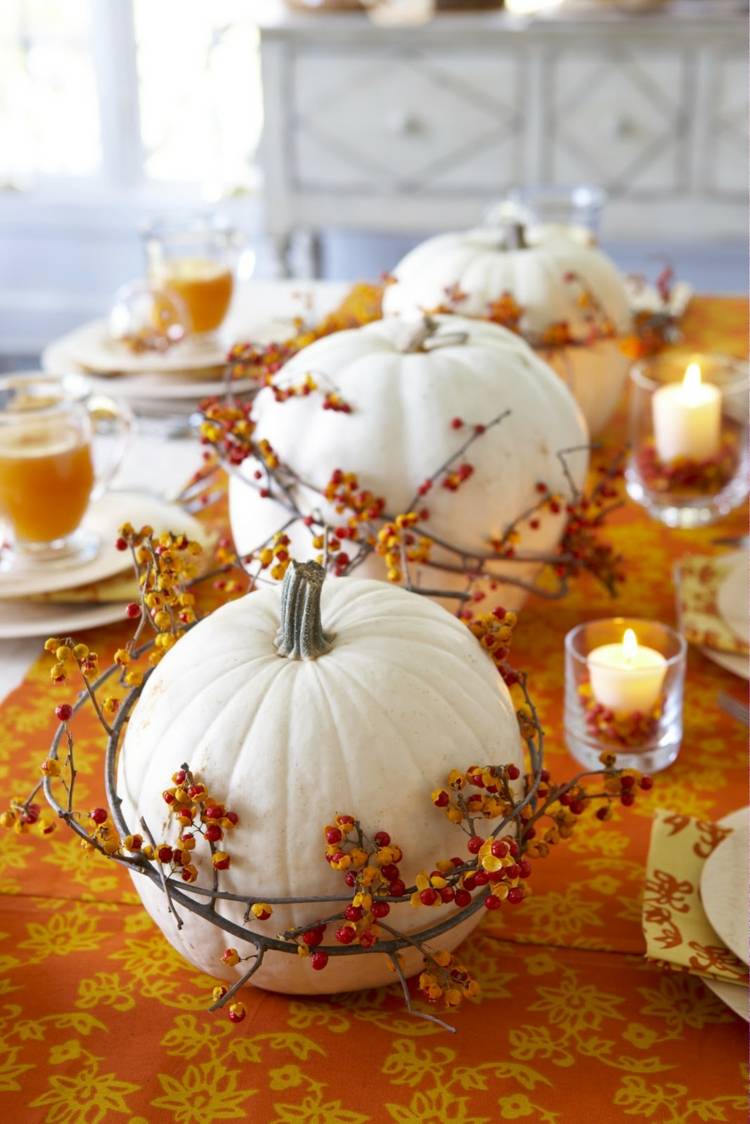 halloween deko weiss kuerbisse girlande herbstfarben kerzen festtafel