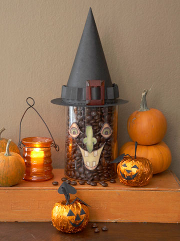 halloween dekorationen hexenhut glasvase kaffee kürbisse