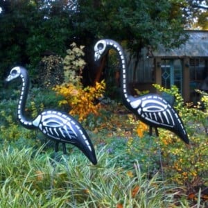halloween-gartendeko-flamingos-skeletten-malen