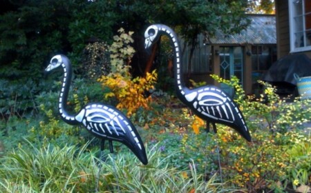 halloween-gartendeko-flamingos-skeletten-malen