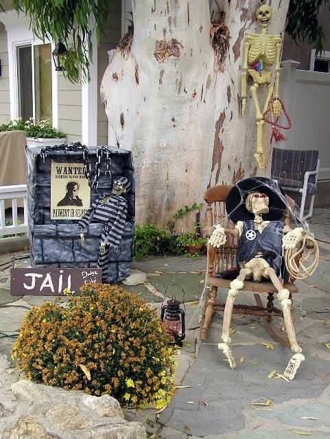 halloween gartendeko ideen sheriff skelett gefängnisinsasse