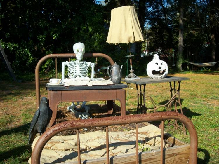 halloween gartendeko ideen skelett bett rost schreibtisch kuerbis