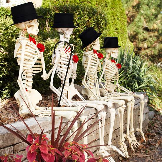 halloween gartendeko wartende skeletten begrüßen gäste