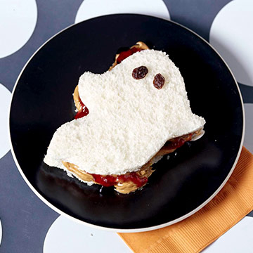 halloween-ideen-frühstück-gespenster-form-brot-sandwich