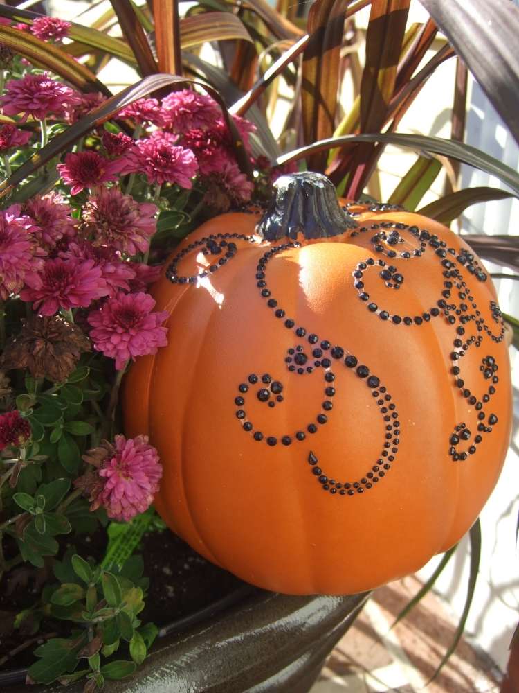 halloween-kuerbisse-dekorieren-ornamente-tatoo-schoen-kuenstlich