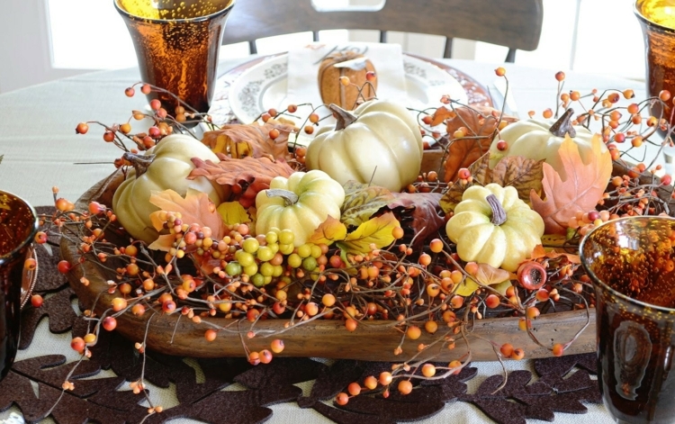 herbst dekoration tischdeko beeren helle kuerbisse braun glaeser