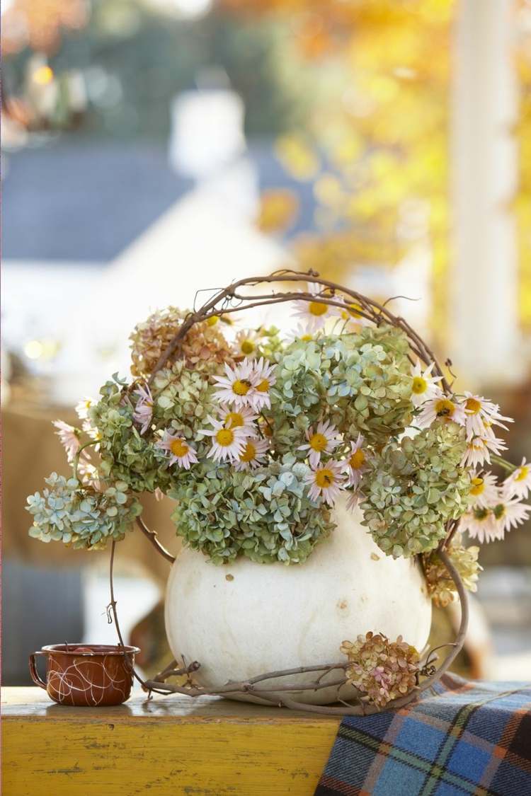 herbst dekoration vase kuerbis blumenstrauss idee zweige kariert tuch