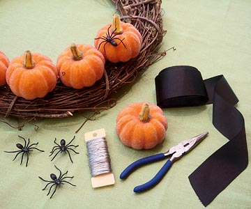 herbstkranz-selber-machen-basteln-kürbisse-halloween-spinnen