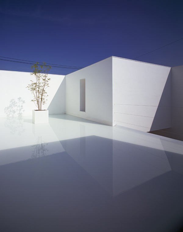 innenhof glanzboden minimalistisches wohnhaus in weiß