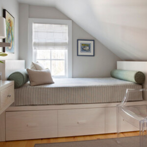 kleines-Schlafzimmer-dachschräge-schlafsofa-bettkasten-acryl-stuhl