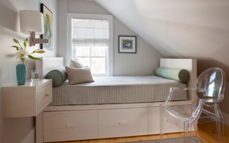 kleines-Schlafzimmer-dachschräge-schlafsofa-bettkasten-acryl-stuhl