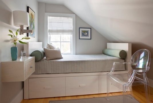 kleines schlafzimmer dachschräge schlafsofa bettkasten acryl stuhl