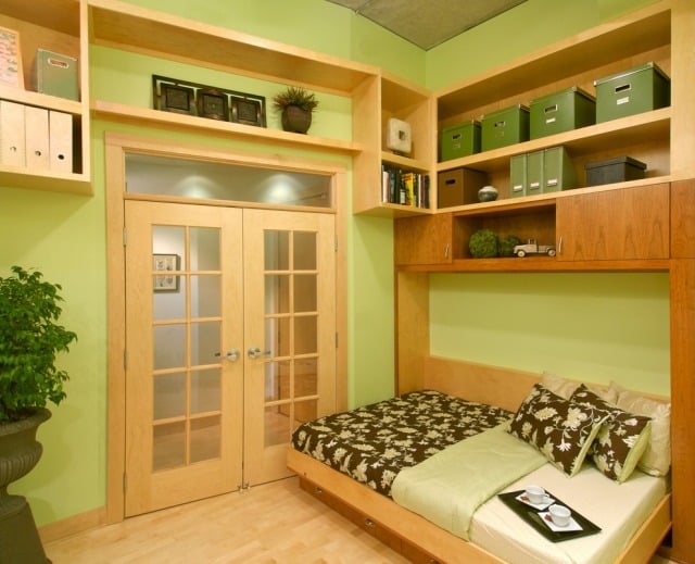 kleines Schlafzimmer raumvergrößerung holz regale bett grün