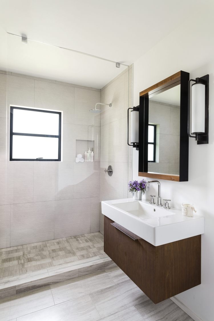 kleines-bad-gestalten-hell-weiss-marmor-waschunterschrank-holz-spiegel