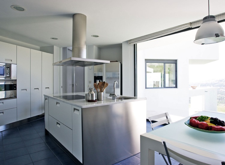 Küche mit Kochinsel -modern-design-weiss-edelstahl-terrasse-minimalistisch