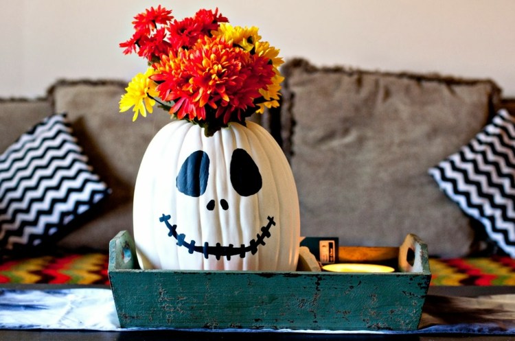 kürbis-deko für halloween vase weiss blumen gesicht gespenst