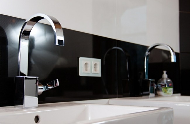 moderne Bad Armaturen Waschbecken Edelstahl stilvolle schwarz weiße Fliesen