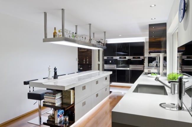 moderne Küche kücheninsel weiße arbeitsplatten regal gläser