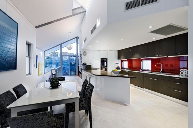 moderne küche essbereich weiß hochglanz roter glas küchenspiegel