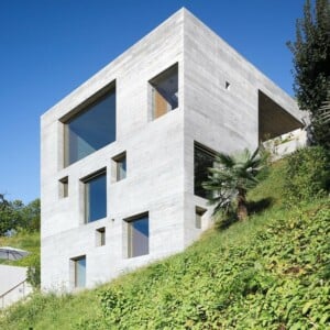 modernes Betonhaus viele Fenster Öffnungen Haus Hang