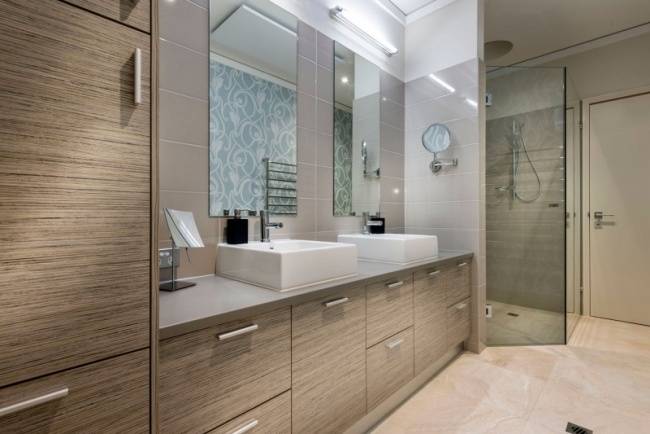 modernes badezimmer holz schrankfronten glas duschkabine