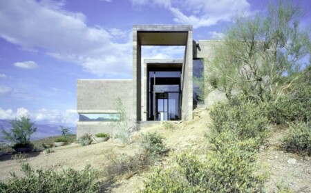 modernes-massivhaus-beton-wüste-ibarra-rosano-design-architects