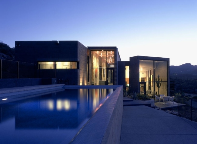modernes massivhaus pool glas fassade terrassen
