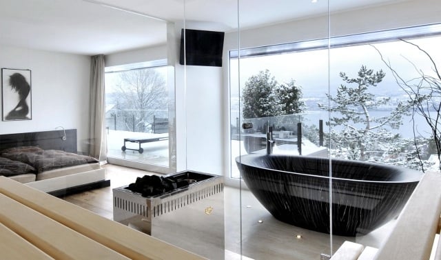 modernes schlafzimmer schwarze ovale badewanne glaswände