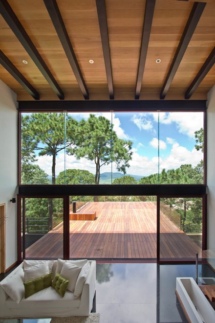 modernes-waldhaus-terrasse-holzboden-glasfenster-panorama