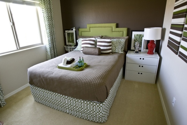 optische Vergrößerung kleiner Schlafzimmer wand braun grün