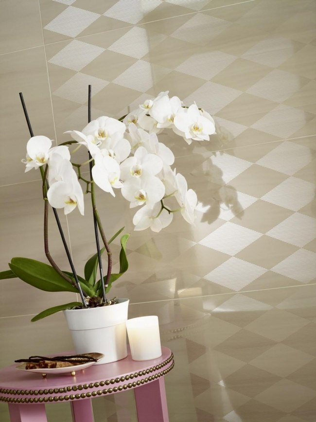 orchideen deko wandgestaltung im badezimmer von love tiles