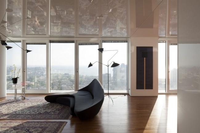 penthouse wohnung einrichtung minimalistisch sofa schwarz kurvenreich