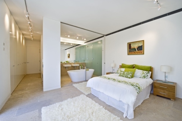schlafzimmer bad keine wand bett badewanne weiß grün
