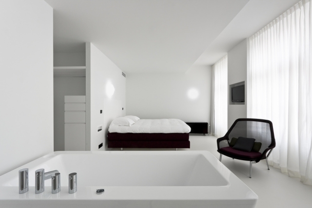 schlafzimmer badewanne hotel zenden schwarz weiß