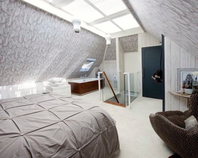 schlafzimmer dachboden tapeten grau freistehende badewanne
