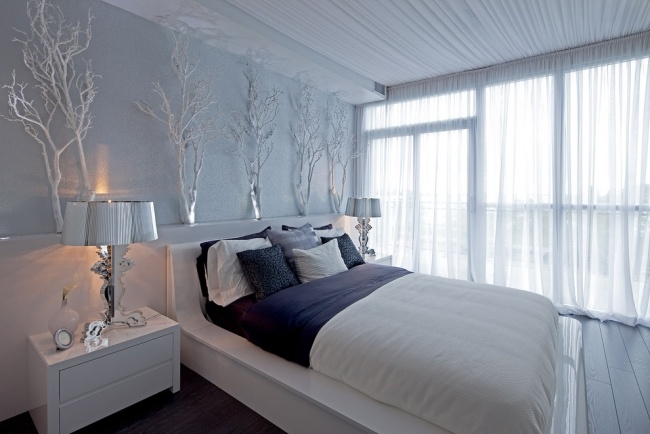 schlafzimmer entspannt weiß hellblau zweige silbern