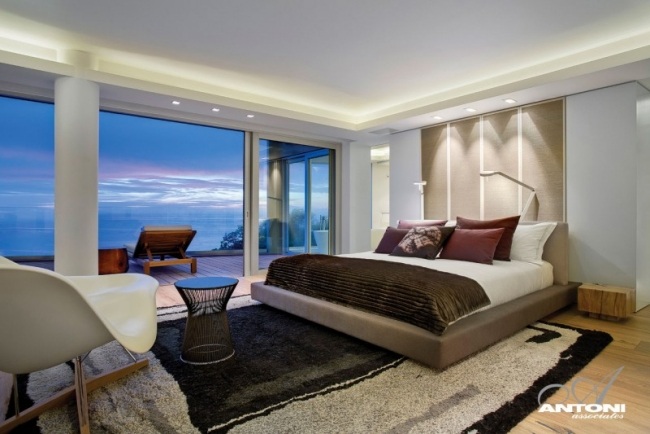 schlafzimmer fensterwand modernes appartment design mit ozeanblick