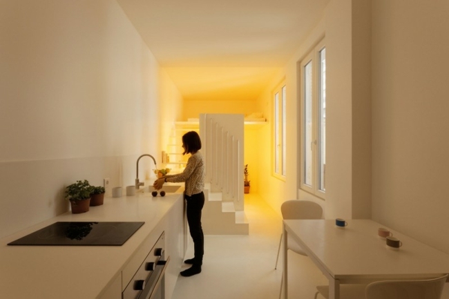 weiße Einzimmerwohnung Beleuchtung System Küche