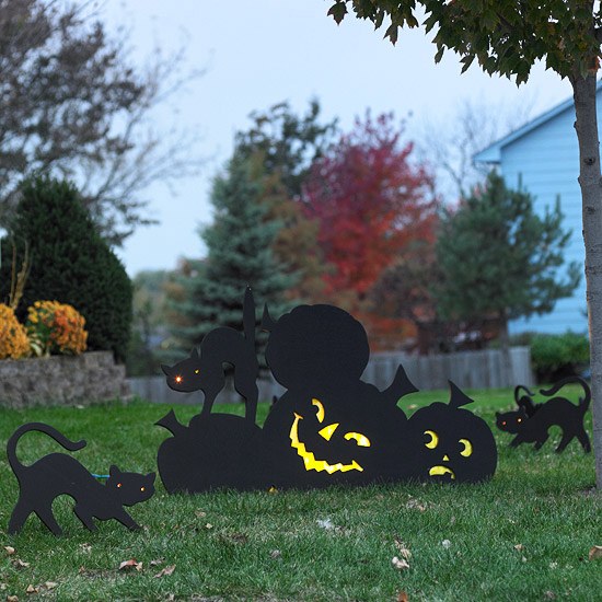 schwarze Umrisse-Figuren leuchtnde Augen Gartendeko Halloween-im Garten 