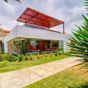 seitenblick-strasse-casa-seta-wohnhaus-design-dachterrasse