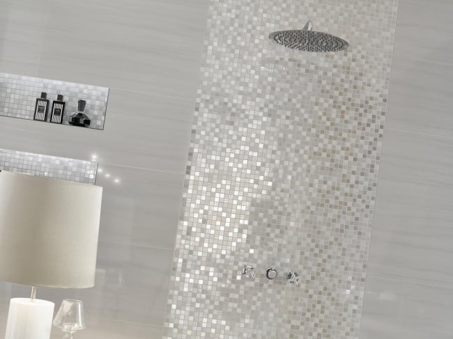 silber mosaik wandgestaltung im badezimmer von love tiles