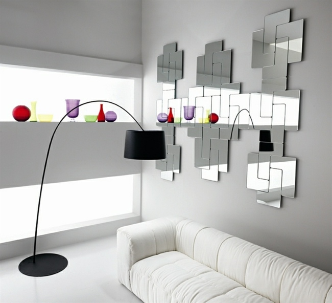 Wohnzimmer Spiegel weißes Sofa bunte Gläser Deko