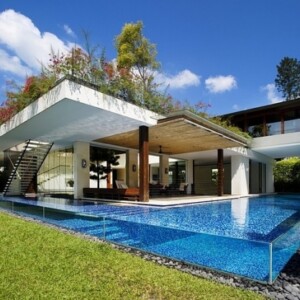 transparenter-pool-tangga-luxus-familienhaus-guz-architects